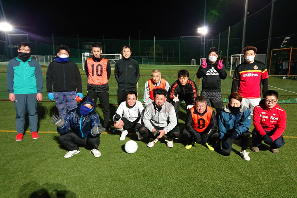 仕事終わりに部署も年齢の垣根も超えて、みんなでフットサル