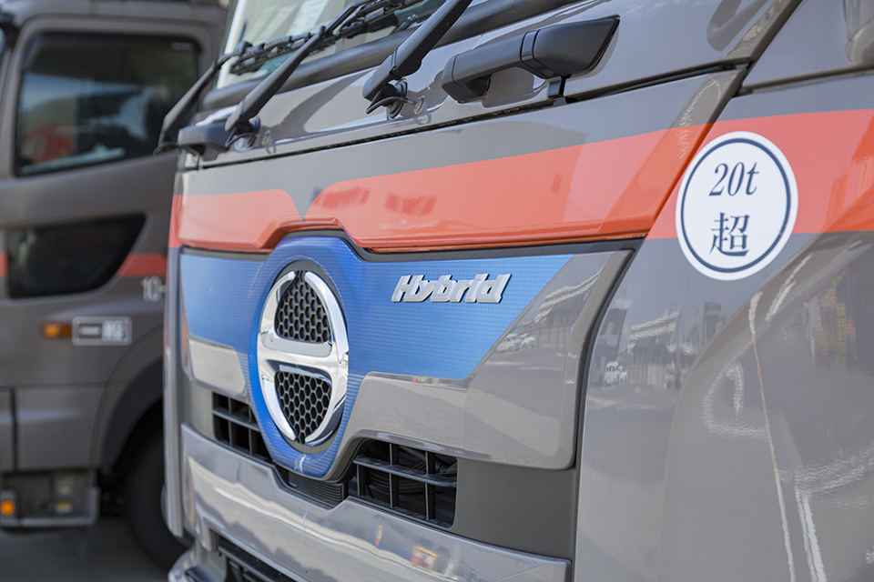 ハイブリッドトラックも業界に先駆けて導入！