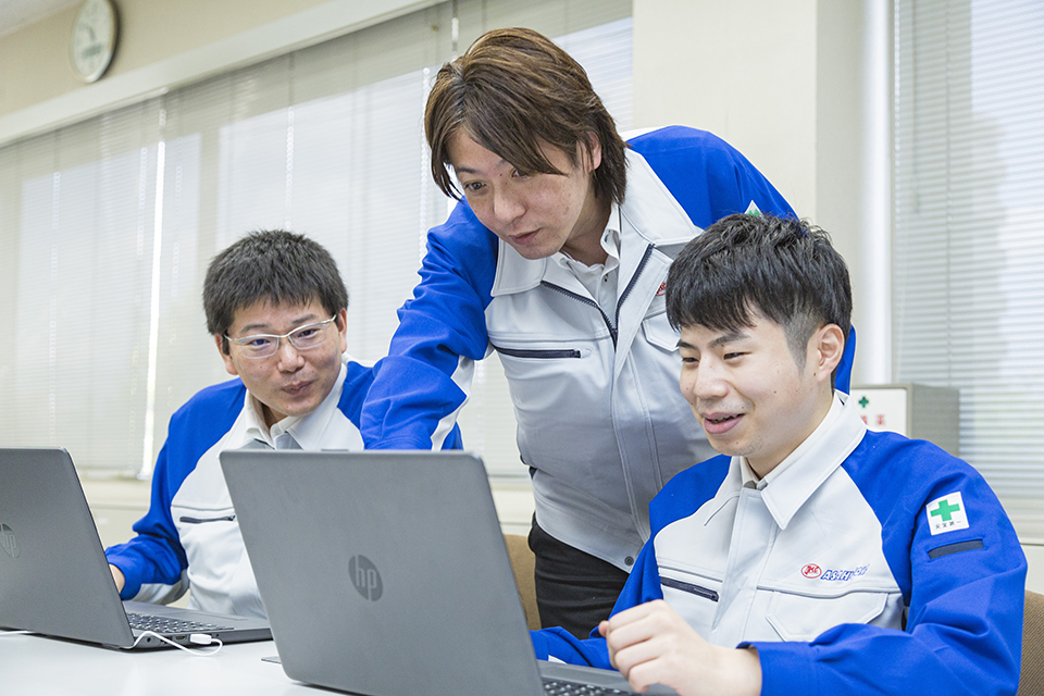 みんなで意見を出し合いながら職場改善も行っています