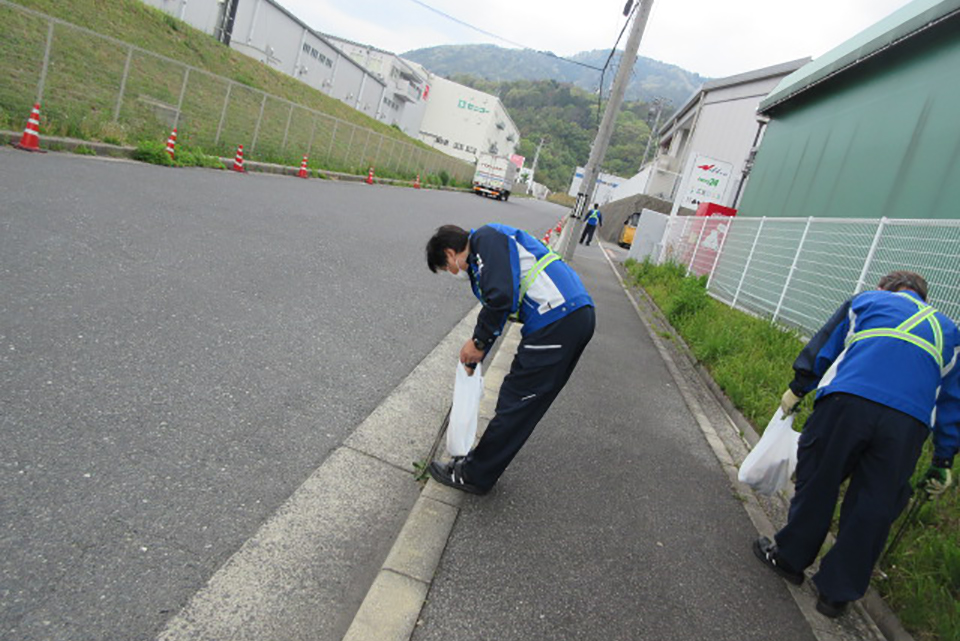 安全衛生DAYには会社の周囲の清掃も行います